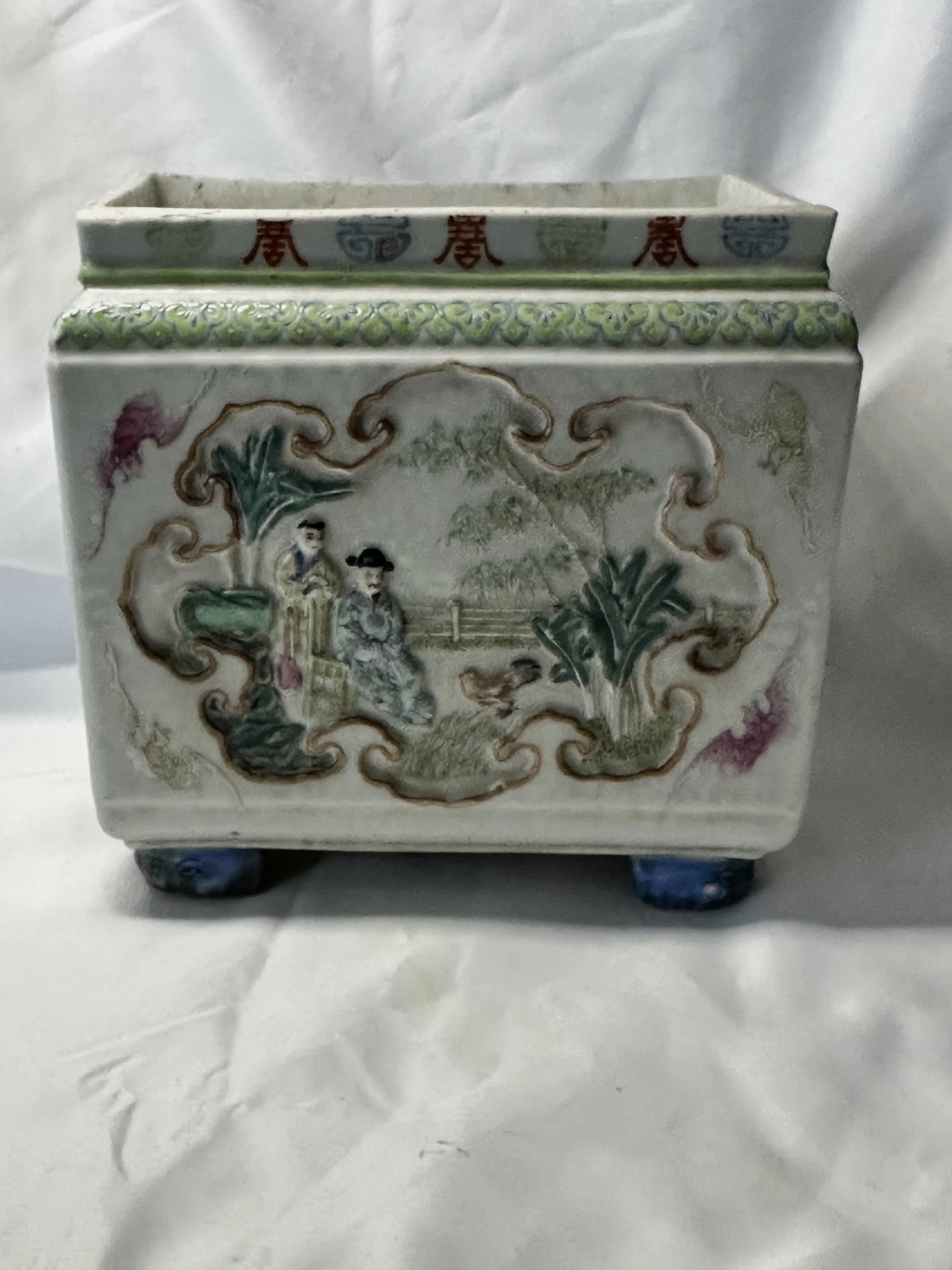 Chinese Porcelain Rectangular Planter. Late Qing Dynasty. 7 1/4" H